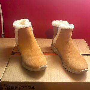 Sketchers boots women size 6